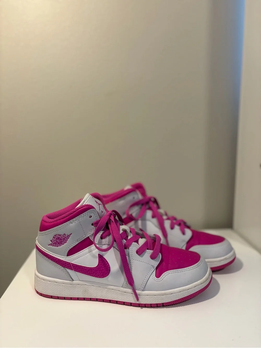 Nike Air Jordan 1 Mid GS Sneaker “Fire Pink”